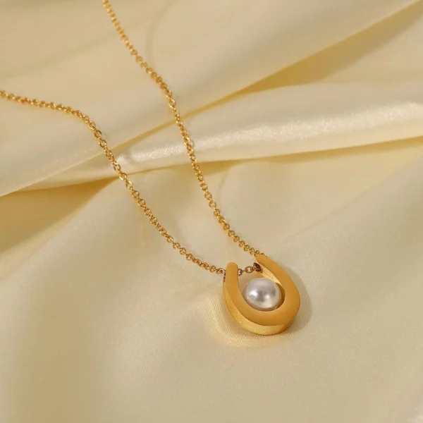 U-shaped pearl pendent with link chain